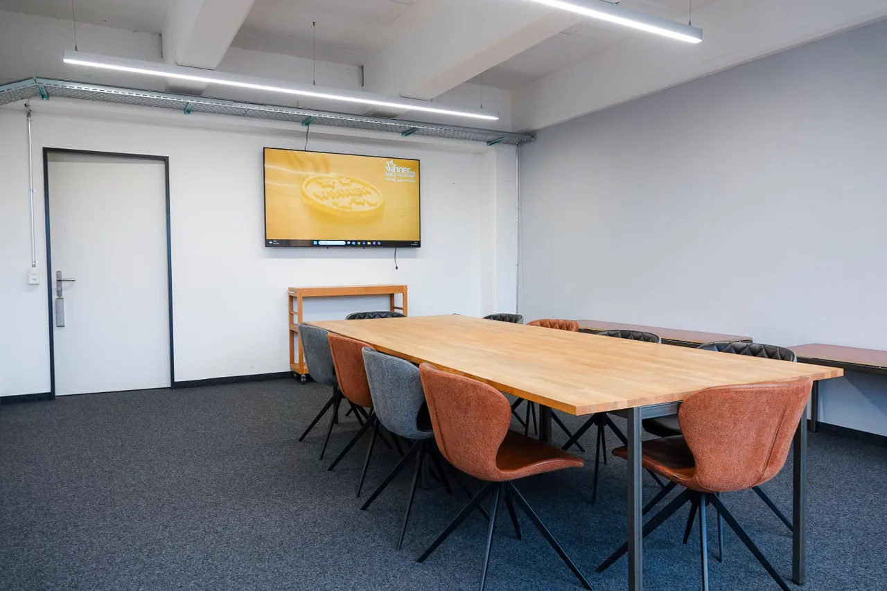 Schulungsraum mit Präsentationsbildschirm in Zürich